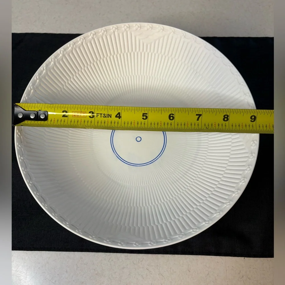 Elegant White Porcelain Bowl - Picture 5 of 6